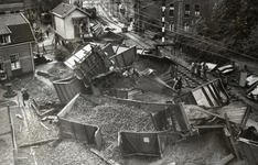 807713 Afbeelding van de ravage na de botsing van een kolentrein met een losse locomotief bij het N.S.-station Heerlen ...